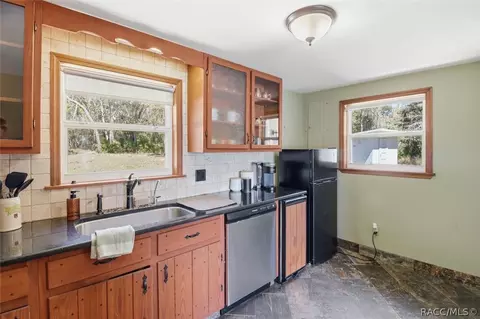 Kitchen - 8810 E Hampton Point Rd, Inverness, FL 34450 photo 6 of 7