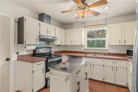 Kitchen - 4841 E Marsh Lake Dr, Hernando, FL 34442 photo 2 of 3