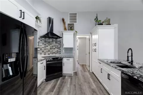 Kitchen - 270 N Grandview Ave, Hernando, FL 34442 photo 5 of 6