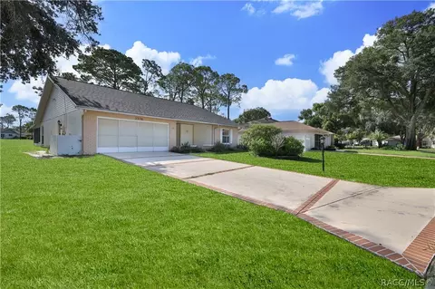 Exterior - 2376 Bent Pine Ct, Spring Hill, FL 34606 photo 2 of 16