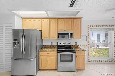 Kitchen - 2376 Bent Pine Ct, Spring Hill, FL 34606 photo 5 of 7
