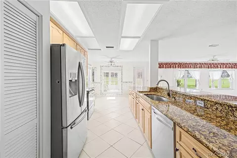 Kitchen - 2376 Bent Pine Ct, Spring Hill, FL 34606 photo 4 of 7