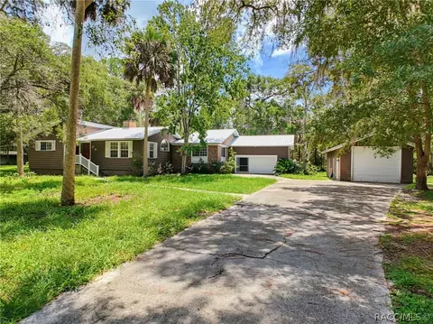 11 Patricia Rd, Yankeetown, FL 34498