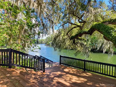 5415 Riverside Dr, Yankeetown, FL 34498