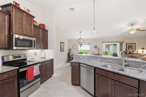 Kitchen - 567 W Runyon Loop, Beverly Hills, FL 34465 photo 2 of 5
