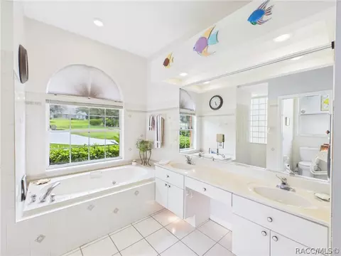 Bath - 277 E Liberty St, Hernando, FL 34442 photo 2 of 6