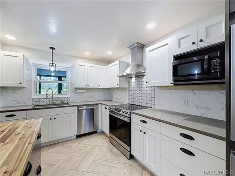 Kitchen - 680 E Connecticut Ln, Hernando, FL 34442 photo 8 of 11