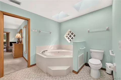 Bath - 685 E Liberty St, Hernando, FL 34442 photo 2 of 4