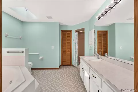 Bath - 685 E Liberty St, Hernando, FL 34442 photo 1 of 4
