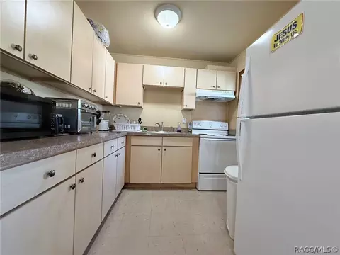 Kitchen - 50 Risher Ave, Inglis, FL 34449 photo 2 of 2