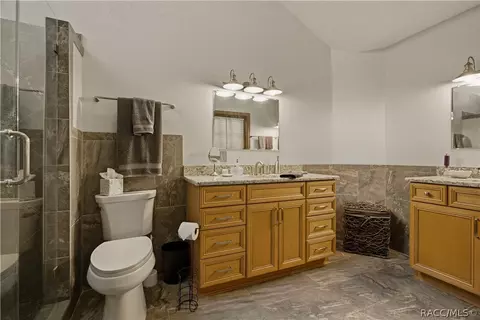 Bath - 390 W Britain St, Hernando, FL 34442 photo 2 of 5