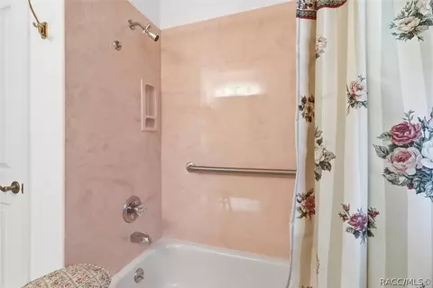 Bath - 337 E Buckingham Dr, Lecanto, FL 34461 photo 2 of 3