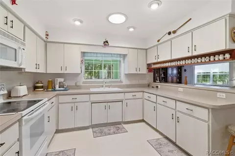 Kitchen - 337 E Buckingham Dr, Lecanto, FL 34461 photo 4 of 6