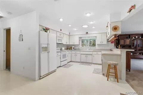 Kitchen - 337 E Buckingham Dr, Lecanto, FL 34461 photo 2 of 6