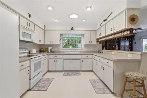 Kitchen - 337 E Buckingham Dr, Lecanto, FL 34461 photo 3 of 6