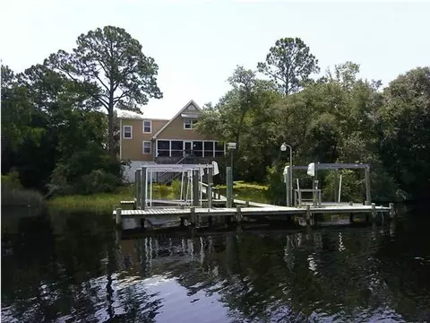 713 Riverview Dr, Carrabelle, FL 32322 photo 1