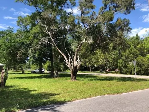 158 13th St, Apalachicola, FL 32320