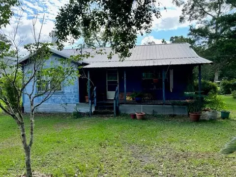 242 4th St, Wewahitchka, FL 32465
