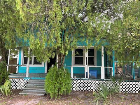 237 12th St, Apalachicola, FL 32320