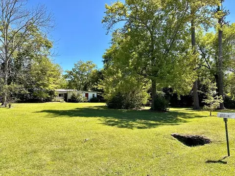 210 Pinecrest Dr, Wewahitchka, FL 32465