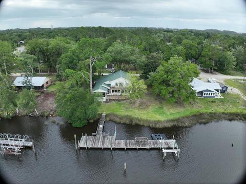 609 Riverview Dr, Carrabelle, FL 32322