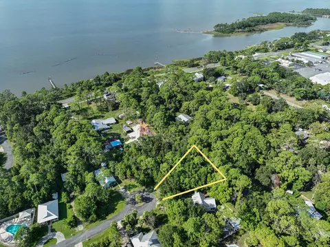 163 Bay Colony Way, Apalachicola, FL 32320