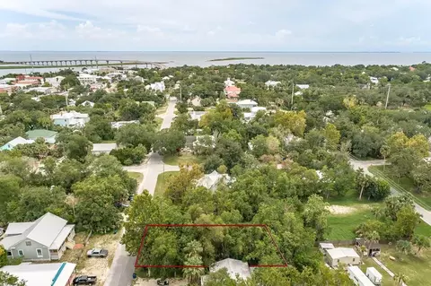 130 5th St, Apalachicola, FL 32320