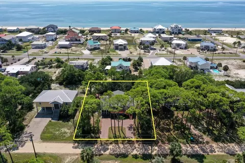 924 E Pine Ave, Saint George Island, FL 32328