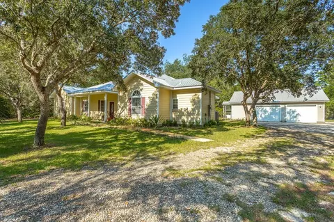 25 Indian Mounds Dr, Eastpoint, FL 32328