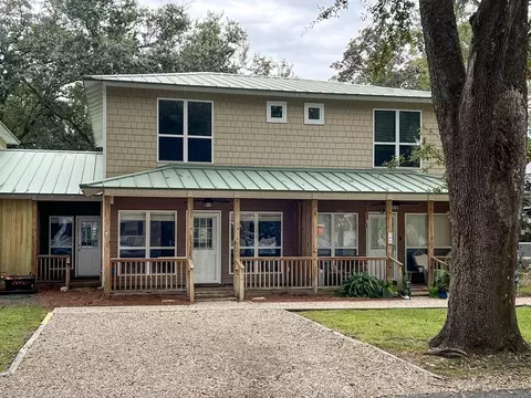 24 Apaco Ave, Apalachicola, FL 32320
