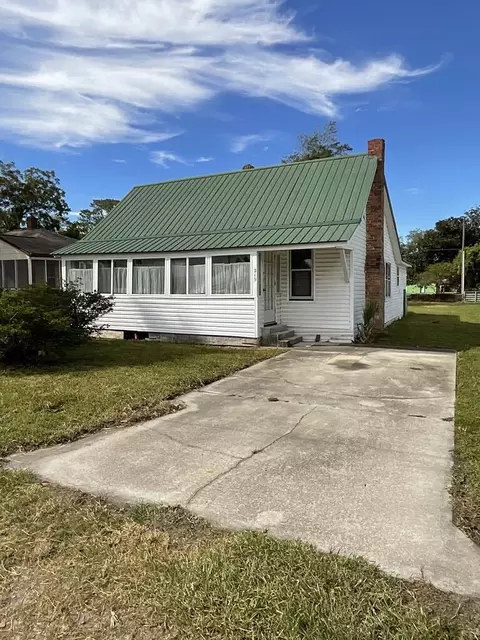 219 7th St, Port St. Joe, FL 32456