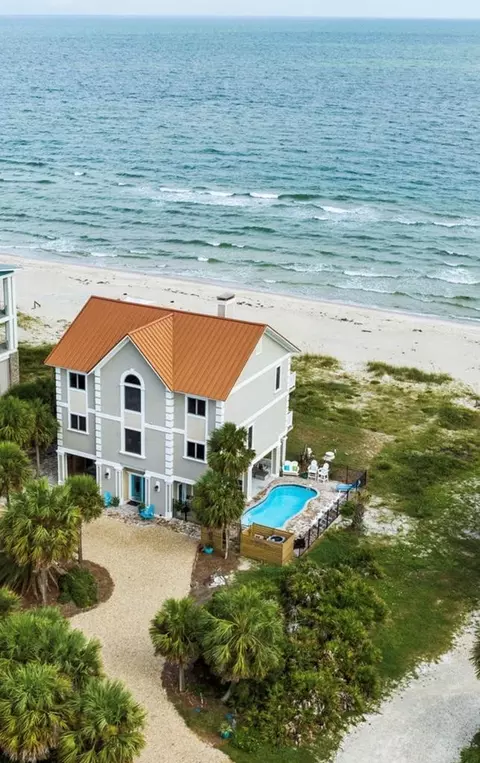 1716 Magnolia Rd, Saint George Island, FL 32328