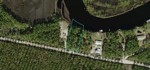 907 Mill Rd, Carrabelle, FL 32322
