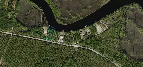 907 Mill Rd, Carrabelle, FL 32322 photo 2
