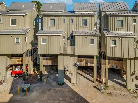 402 Pirates Landing Dr, Carrabelle, FL 32322