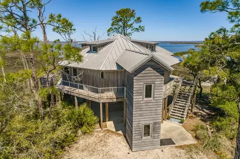 1719 Kingfisher Rd, Saint George Island, FL 32328