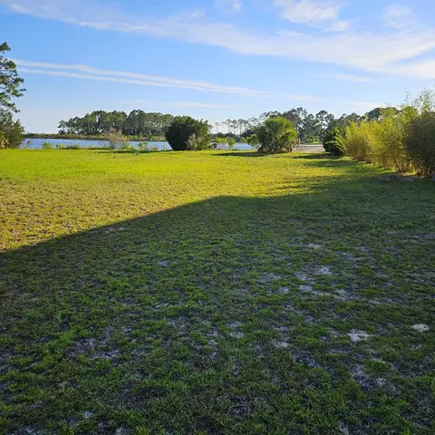 849 Mariners Ct, Carrabelle, FL 32322 photo 2