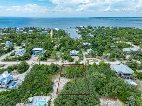 632 W Pine Ave, Saint George Island, FL 32328