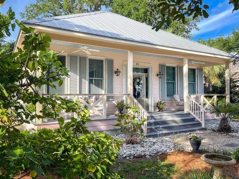 99 16th St, Apalachicola, FL 32320
