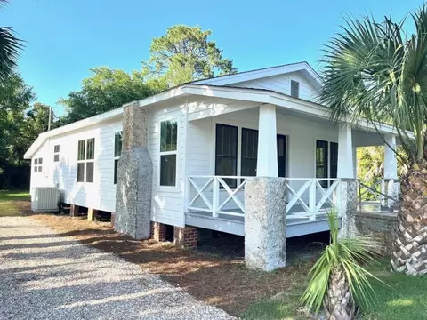 102 E Meridian Ave, Carrabelle, FL 32322 photo 2