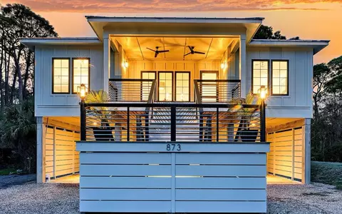 873 W Pine Ave, Saint George Island, FL 32328