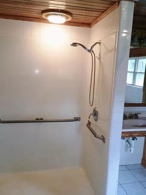 Bath - 370 Mill Rd, Carrabelle, FL 32322 photo 4 of 5