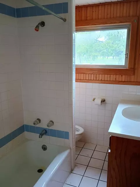 Bath - 370 Mill Rd, Carrabelle, FL 32322 photo 2 of 5