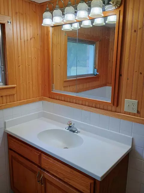 Bath - 370 Mill Rd, Carrabelle, FL 32322 photo 1 of 5