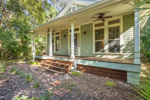 203 9th St, Apalachicola, FL 32320