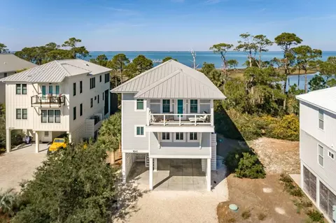 1641 Wayfarers Ct, Saint George Island, FL 32328