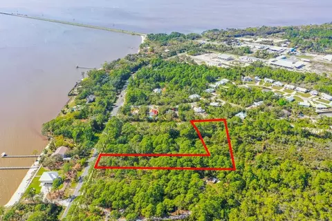 108 S Bay Shore Dr, Eastpoint, FL 32328