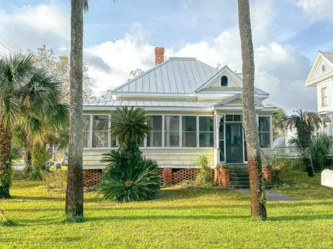 142 4th St, Apalachicola, FL 32320