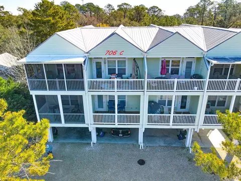 706 Howard St #C, Carrabelle, FL 32322