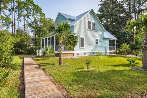 109 Bay Colony Way, Apalachicola, FL 32320